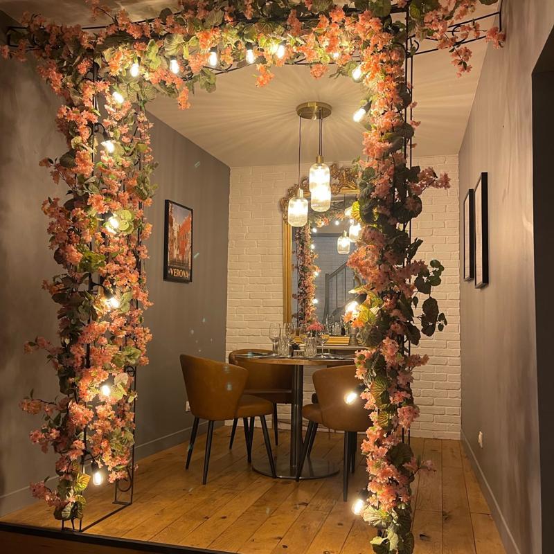 Coin décoré avec fleurs restaurant Piccolo Italia