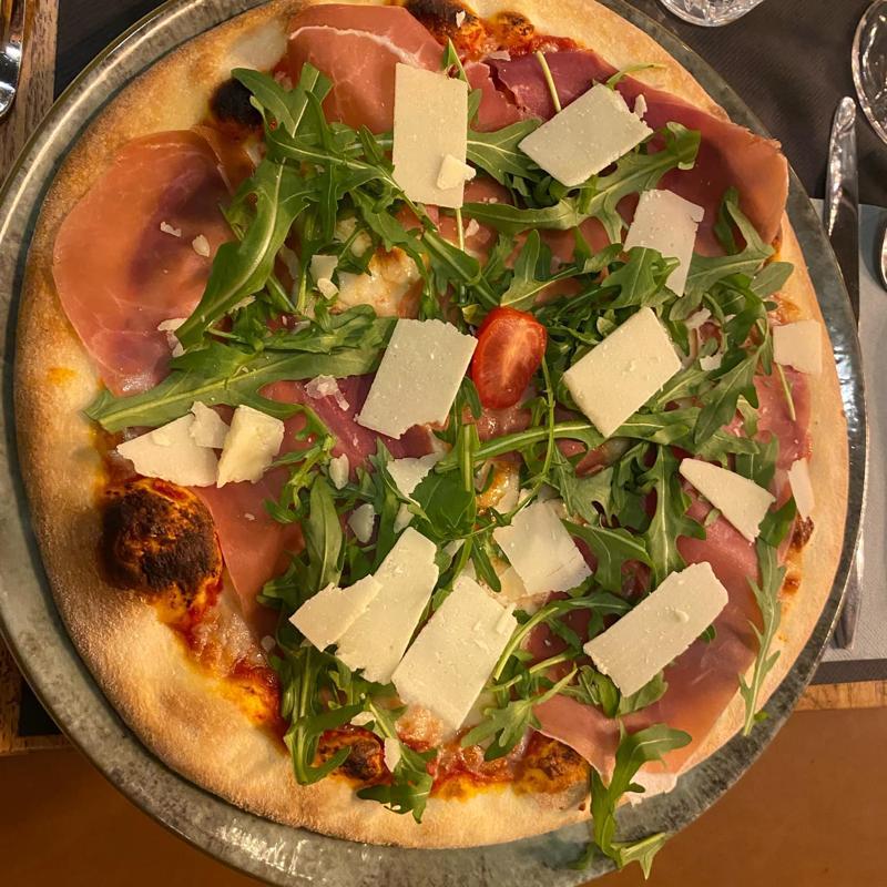 Pizza Parma jambon de Parme roquette parmesan Cognac